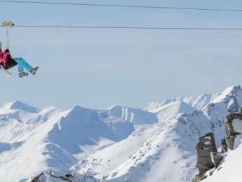 Le front de neige et la tyrolienne de la station de Val Thorens