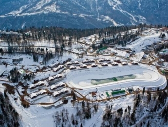 La route fédérale pour accès au village olympique de Laura à Sotchi