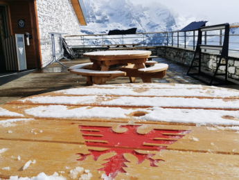 Table-banc personnalisée avec gravage 